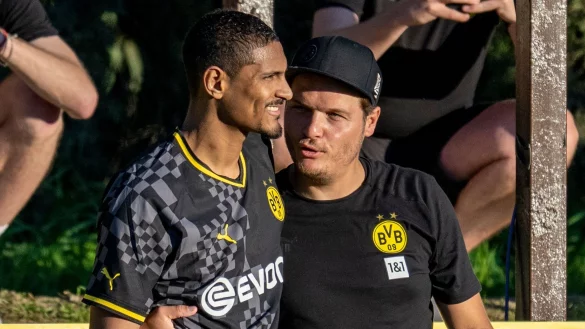 Emotionales Comeback: S&eacute;bastien Haller (l) wird von BVB-Trainer Edin Terzic gegen D&uuml;sseldorf eingewechselt. - &copy; David Inderlied/dpa