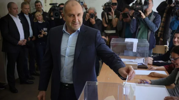 &laquo;Ich erwarte, dass der Verstand und die Prinzipien in der bulgarischen Politik &uuml;berwiegen&raquo;: Pr&auml;sident Rumen Radew bei der Stimmabgabe in Sofia. - &copy; Valentina Petrova/AP/dpa