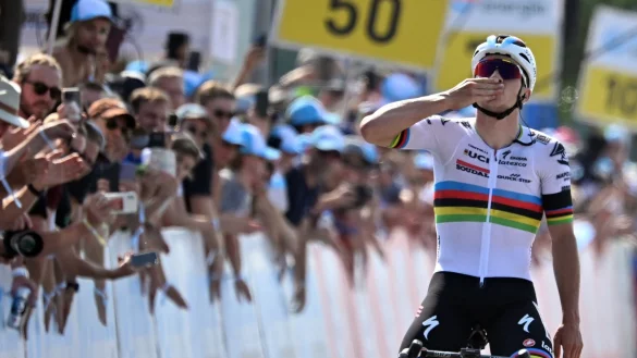 Remco Evenepoel aus Belgien widmete den Etappensieg dem verstorbenen Gino M&auml;der. - &copy; Gian Ehrenzeller/KEYSTONE/dpa