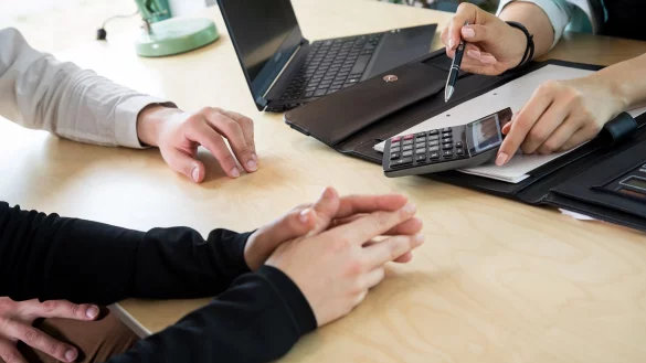 Beim Kauf eines Finanzprodukts zahlen Sparer oft eine Provision an den Berater. Eine Alternative ist die Honorarberatung. Hier bezahlt der Kunde f&uuml;r die Beratungsleistung an sich. - &copy; Christin Klose/dpa-tmn