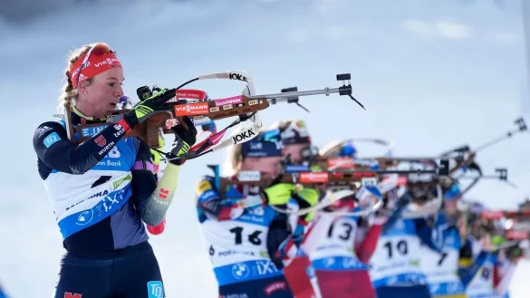 Denise Herrmann-Wick (l) kam in der Verfolgung auf den siebten Rang. - &copy; Darko Bandic/AP/dpa