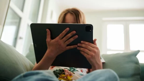 Kinder sollten nicht mit Erdbeben-Nachrichten f&uuml;r Erwachsene versorgt werden. - &copy; Annette Riedl/dpa/dpa-tmn