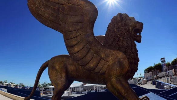 Der gefl&uuml;gelte Goldene L&ouml;we: Dem Filmfestival Venedig steht wegen des Hollywood-Streiks eine Ausgabe mit besonderen Herausforderungen bevor. - &copy; Claudio Onorati/ANSA/epa/dpa