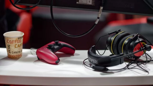 Die Spieler sind auf den FIFA-B&uuml;hnen oft nur wenig abgeschirmt. - &copy; Henning Kaiser/dpa