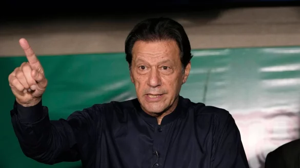 Ex-Premierminister Imran Khan befindet sich derzeit in Untersuchungshaft. - © K.M. Chaudary/AP/dpa