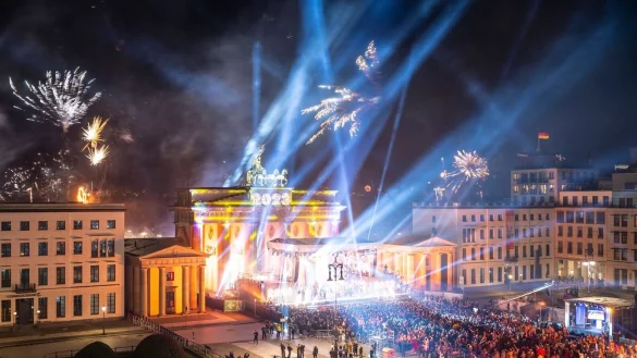 Party zum Jahreswechsel vor dem Brandenburger Tor. - &copy; Christophe Gateau/dpa