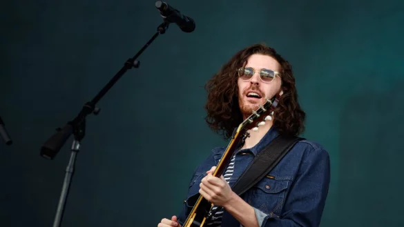 Der irische Musiker Hozier spielte beim Lollapalooza Festival im Berliner Olympiapark (2019). Mit seinem neuen Album &laquo;Unreal Unearth&raquo; will er wieder auf gro&szlig;e B&uuml;hnen. - &copy; Gregor Fischer/dpa