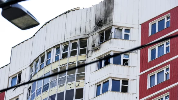Ein Wohnhaus, das Berichten zufolge durch eine ukrainische Drohne besch&auml;digt wurde. - &copy; Uncredited/AP