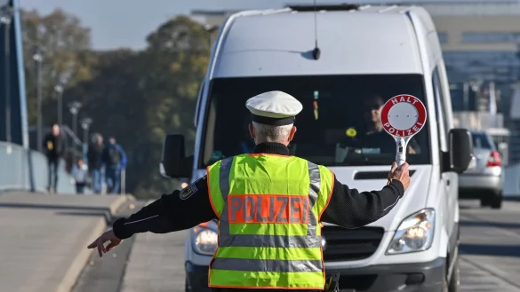 Ein Beamter der Bundespolizei stoppt einen Fahrer eines Kleintransporters bei der Einreise nach Deutschland am deutsch-polnischen Grenz&uuml;bergang Stadtbr&uuml;cke in Frankfurt (Oder). (Archiv) - &copy; Patrick Pleul/dpa-Zentralbild/ZB
