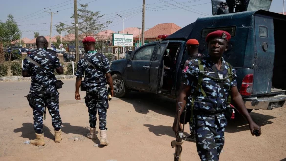 Nigerianische Sicherheitskr&auml;fte auf einer Patrouille (Archivbild). - &copy; Sunday Alamba/AP/dpa