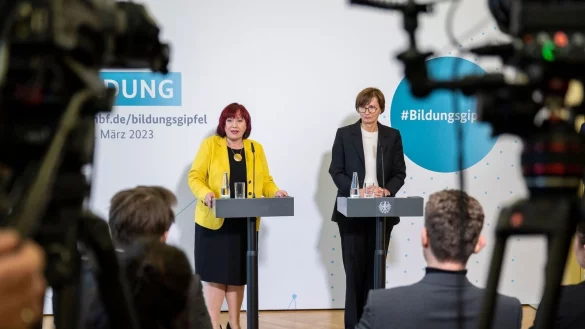 Berlins Bildungssenatorin Astrid-Sabine Busse (SPD, l) und Bundesbildungsministerin Bettina Stark-Watzinger (FDP) am Rande des Bildungsgipfels. - &copy; Christophe Gateau/dpa
