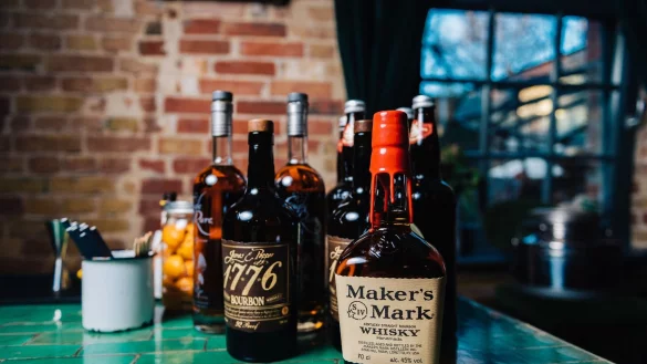 Gestatten, Bourbon! Maker's Mark z&auml;hlt zu den Einstiegsklassikern des US-Whiskeys, ebenso der 1776 Straight Bourbon von James E. Pepper. - &copy; Zacharie Scheurer/dpa-tmn