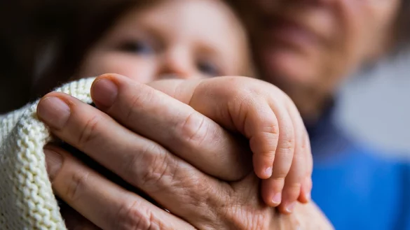 Bei der Betreuung von Enkeln spielen die Über-60-Jährigen eine große Rolle. - © Christoph Soeder/dpa
