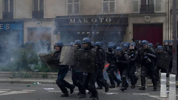 Bereitschaftspolizisten sto&szlig;en mit Jugendlichen bei einer Demonstration zusammen. - &copy; Thibault Camus/AP/dpa