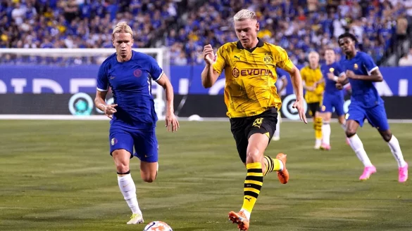 Dortmunds Verteidiger Julian Ryerson (r) jagt den Ball am Chelsea-Mittelfeldspieler Mykhaylo Mudryk vorbei. - &copy; Nam Y. Huh/AP/dpa