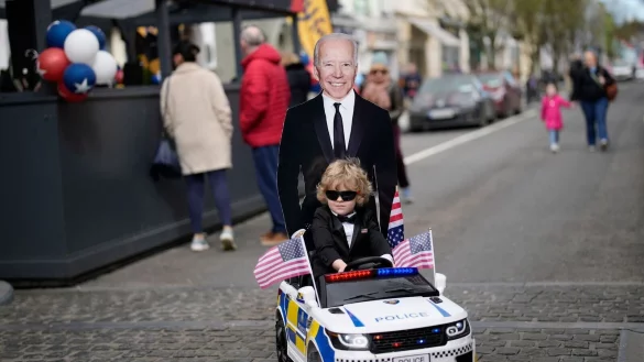 Eine Stadt im Biden-Fieber: In Ballina k&uuml;ndigen Pappaufsteller den Besuch des US-Pr&auml;sidenten an. - &copy; Christophe Ena/AP/dpa