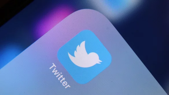 Bei Twitter k&ouml;nnen sich die Nutzer Tweets entweder in chronologischer Reihenfolge anzeigen lassen oder von Software ausgew&auml;hlt. - &copy; Karl-Josef Hildenbrand/dpa