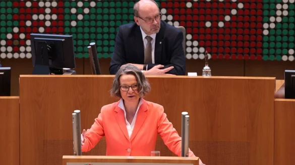 Ina Scharrenbach (CDU), Ministerin f&uuml;r Heimat, Kommunales, Bau und Digitalisierung in Nordrhein-Westfalen, spricht im Landtag. - &copy; David Young/dpa