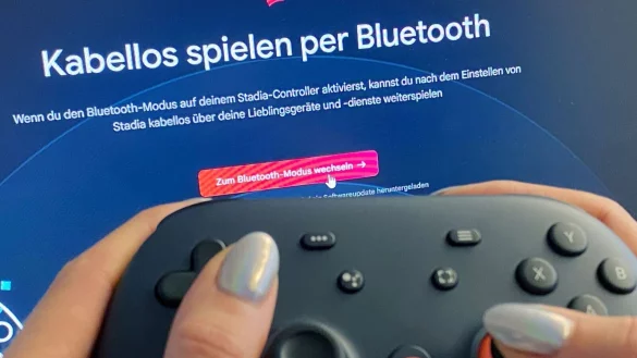 Weiterverwenden statt wiederverwerten. Der Stadia-Controller kann auch nach dem Aus des Spielestreamingdiestes mit einem Firmware-Update weitergenutzt werden. - &copy; Till Simon Nagel/dpa-tmn