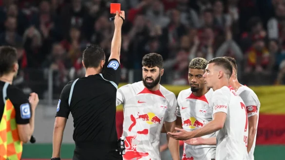 Schiedsrichter Sven Jablonski zeigte Leipzigs Josko Gvardiol die Rote Karte. - &copy; Marijan Murat/dpa