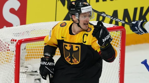 Dr&uuml;ckt auf die Euphoriebremse: Moritz M&uuml;ller. - &copy; Roman Koksarov/dpa