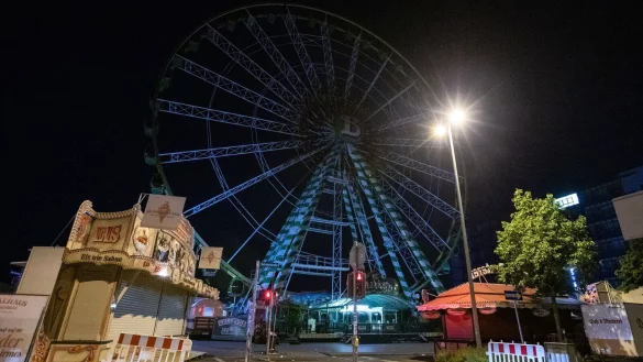 Dunkel und verlassen steht der geschlossene Jahrmarkt im Oberhausener Stadteil Sterkrade. - &copy; Michael Weber/Wtvnews Oberhausen/dpa