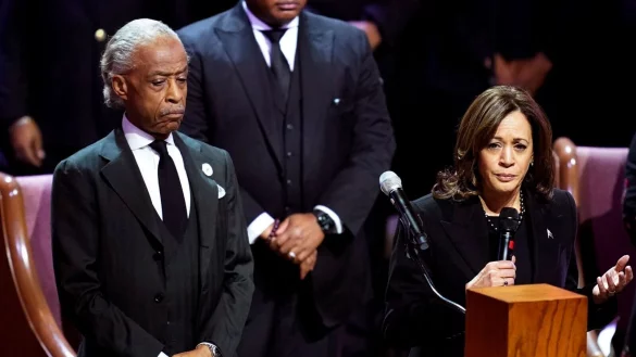 B&uuml;rgerrechtler Al Sharpton (l) und US-Vizepr&auml;sidentin Kamala Harris nehmen an der Trauerfeier f&uuml;r Tyre Nichols teil. - &copy; Andrew Nelles/Pool The Tennessean/AP/dpa