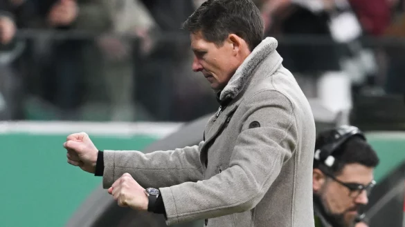 Oliver Glasner jubelt nach einem Spiel. - &copy; Arne Dedert/dpa