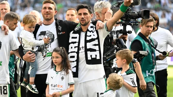 Lars Stindl (r) verabschiedet sich nach dem Spiel von den Fans. - &copy; Roberto Pfeil/dpa
