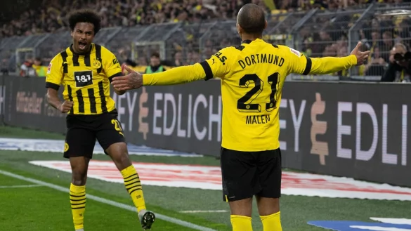Dortmunds Donyell Malen jubelt mit Karim Adeyemi (l) &uuml;ber einen Treffer. Zusammen mit S&eacute;bastien Haller sorgten die Angreifer zuletzt f&uuml;r Furore. - &copy; Bernd Thissen/dpa