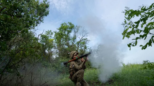 Ein ukrainischer Soldat feuert auf russische Stellungen an der Frontlinie in der Region Donezk. - &copy; Evgeniy Maloletka/AP/dpa