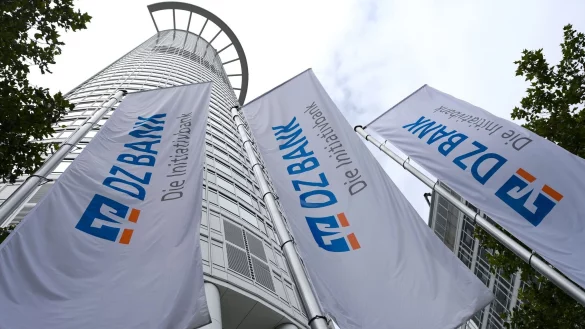 Logo-Flaggen wehen vor dem B&uuml;rohochhaus der DZ Bank in Frankfurt. Das Institut rechnet mit Rekord-Dividenden bei deutschen B&ouml;rsenunternehmen. - &copy; Arne Dedert/dpa