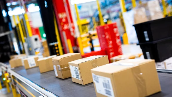 Der Onlinehandel in Deutschland leidet unter der Konsumflaute. - © Moritz Frankenberg/dpa