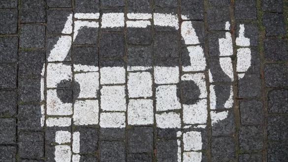 Ein Symbol markiert einen Parkplatz mit einer &ouml;ffentlichen Lades&auml;ule f&uuml;r Elektroautos. - &copy; Marco Rauch/dpa