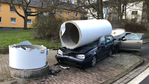 Teile einer bei einem Unfall zerbrochenen Litfaßsäule sind auf zwei Autos gestürzt. - © -/Polizei Dortmund/dpa