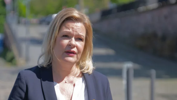 K&uuml;ndigte bereits wegen der vielen illegalen Einreisen eine st&auml;rkere Schleierfahndung an den Grenzen zu Polen und Tschechien an: Nancy Faeser. - &copy; Sebastian Gollnow/dpa