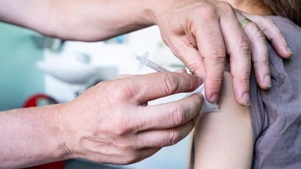 Gesunden Kindern empfiehlt die Stiko keine Impfung gegen Corona mehr. Aber es gibt Situationen, in denen der Piks f&uuml;r sie dennoch sinnvoll sein kann. - &copy; Fabian Sommer/dpa/dpa-tmn