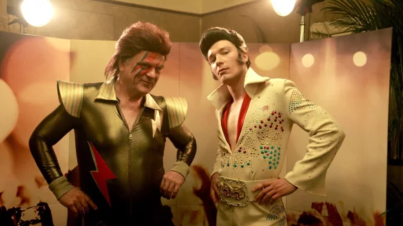 Vincent (Bernhard Sch&uuml;tz, l) und Nils (Jacob Matschenz) m&uuml;ssen als Imitatoren von David Bowie und Elvis Presley auftreten. - &copy; Felix Novode Oliveira/ZDF/arte/dpa