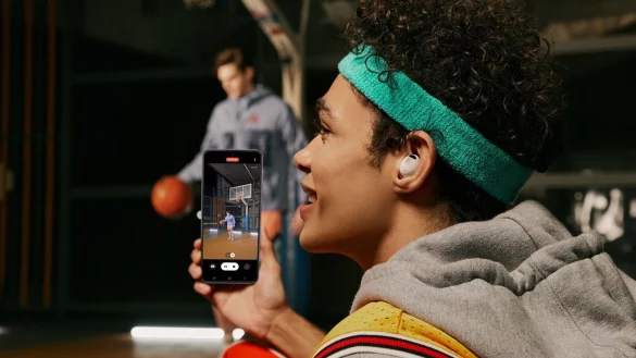 Praktisch: Mit den Kopfh&ouml;rer-Mikros in den Ohren bleiben die H&auml;nde zum Filmen frei. Und ganz nebenbei entsteht so ein Videoton, der einen realit&auml;tsnahen, r&auml;umlichen H&ouml;reindruck hinterl&auml;sst. - &copy; Samsung /dpa-tmn