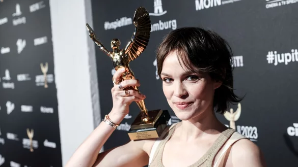 Emilia Sch&uuml;le wurde in der Kategorie Beste Darstellerin (Kino) in dem Drama &laquo;Wundersch&ouml;n&raquo; geehrt. - &copy; Christian Charisius/dpa