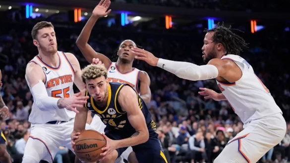 Die New York Knicks um Center Isaiah Hartenstein (l) gewannen gegen die Pacers. - © Mary Altaffer/AP/dpa