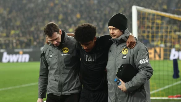 Nationalspieler Karim Adeyemi verletzte sich gegen Hertha. - © Rolf Vennenbernd/dpa