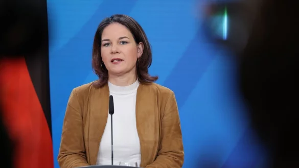 «Dem zynischen Spiel Russlands entgegentreten: Bundesaußenministerin Annalena Baerbock. - © Jörg Carstensen/dpa