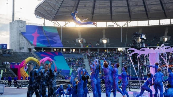 Avatar-Darsteller bieten eine Showeinlage im Olympiastadion. - &copy; Christoph Soeder/dpa