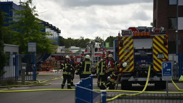 Kr&auml;fte der Feuerwehr sind im Einsatz bei einem Brand in einem Chemieunternehmen. - &copy; Alex Forstreuter/dpa