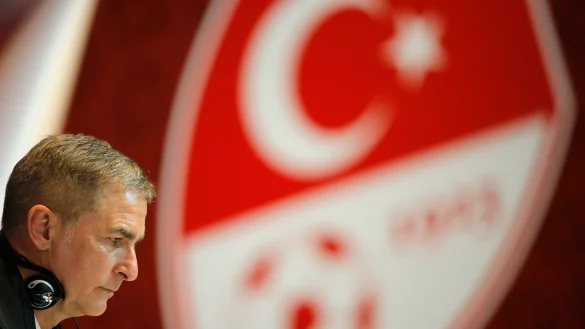 Der türkische Nationaltrainer Stefan Kuntz ist tief geschockt nach der Erdbeben-Katastrophe. - © Uncredited/AP/dpa