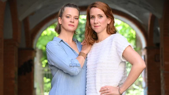 Caroline Hanke (l) und Lena Dörrie als «Mordsschwestern entschieden den Fernsehabend am Freitag für sich. - © Jens Kalaene/dpa