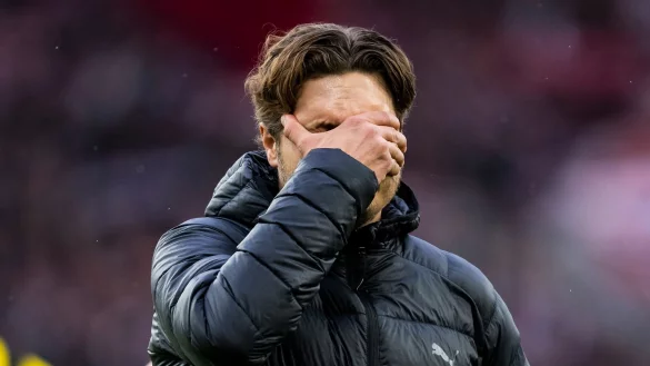 Dortmunds Trainer Edin Terzic reagiert unzufrieden nach dem Spiel. - &copy; Tom Weller/dpa