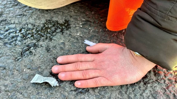 Eine Klimaaktivistin hat sich mit der Hand auf einer Hauptverkehrsstra&szlig;e festgeklebt. - &copy; Peter Zschunke/dpa-Zentralbild/dpa