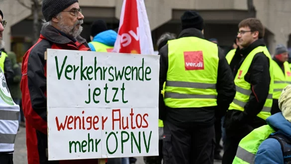 Aktivisten nehmen zusammen mit der Gewerkschaft Verdi an der Kundgebung von Fridays for Future teil. - © Roberto Pfeil/dpa